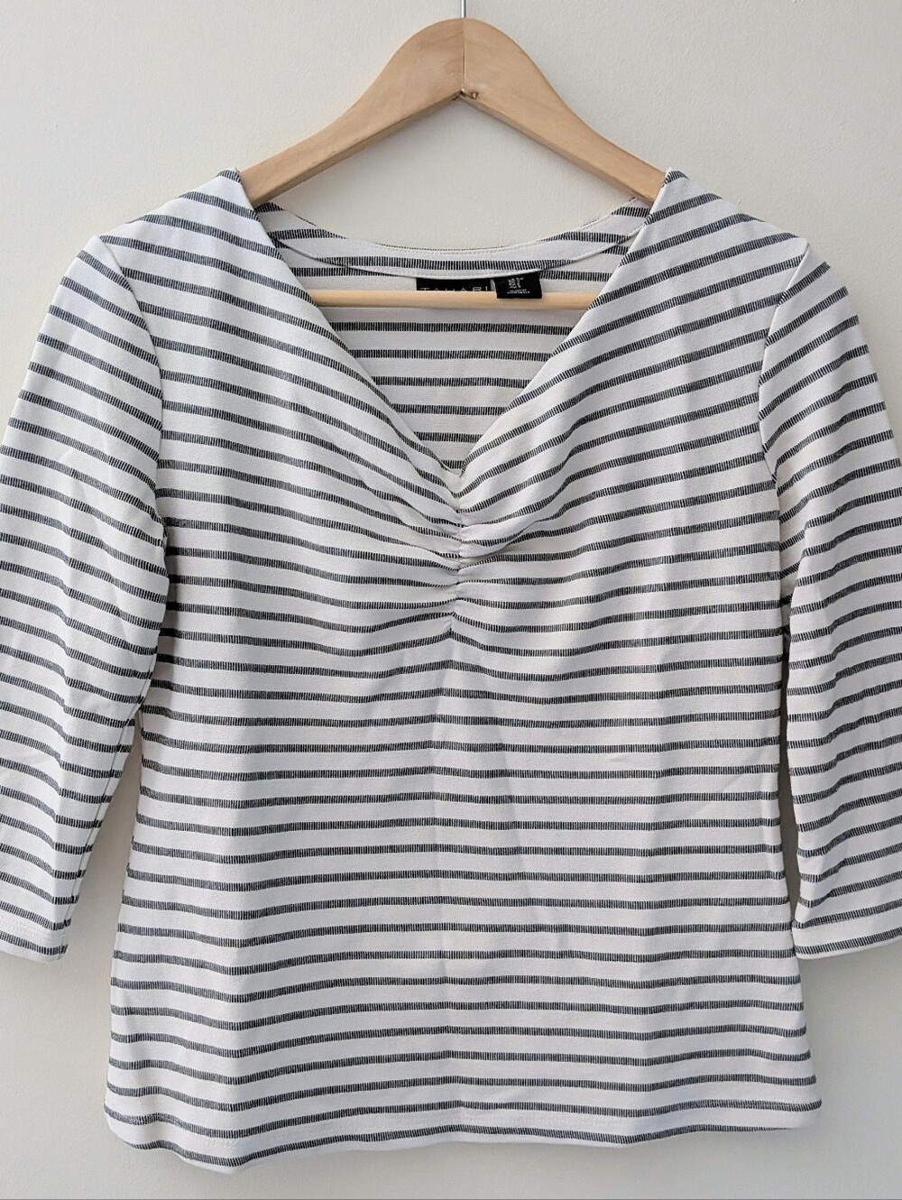 Tahari White & Gray Striped V-Neck 3/4 Sleeve Top, Small